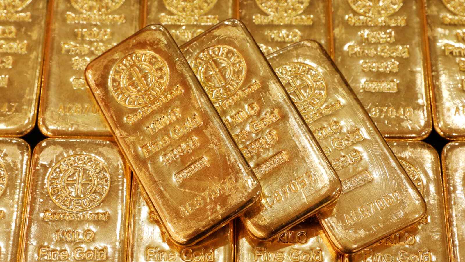 gold hits record high above 5,500 after fed holds rates