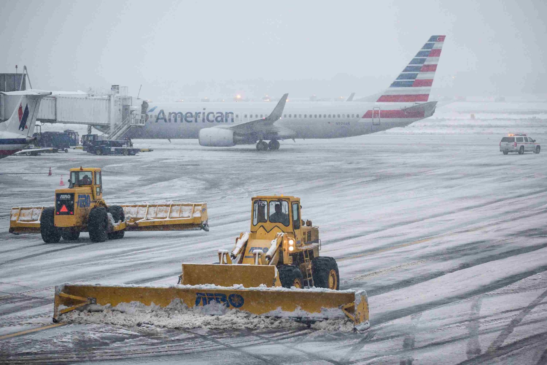 historic blizzard grounds over 5,000 us flights (1)