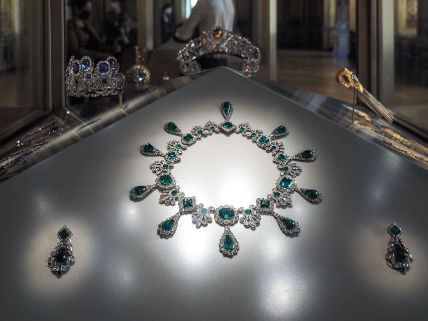 louvre stolen jewels