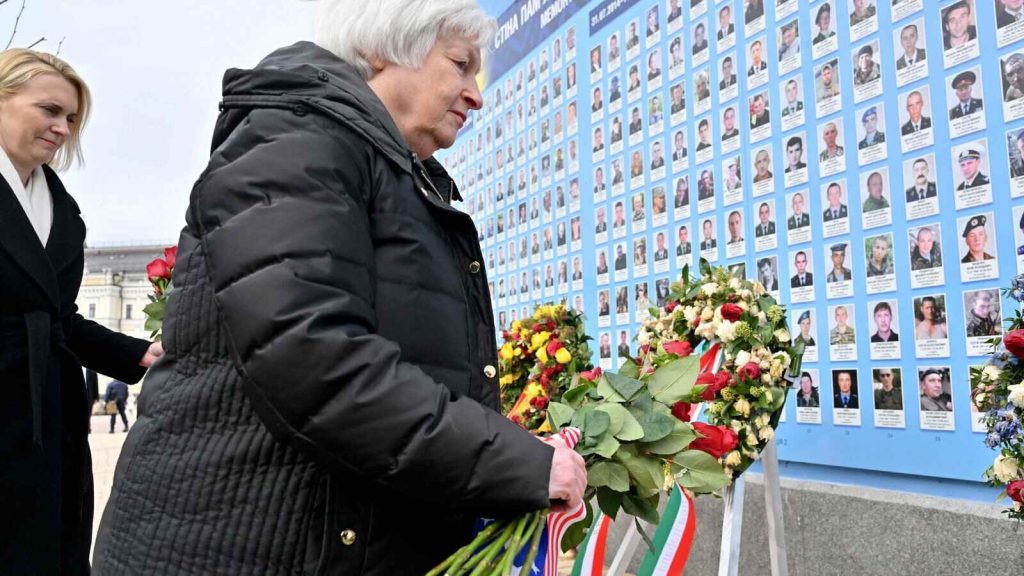 ukraine pays tribute