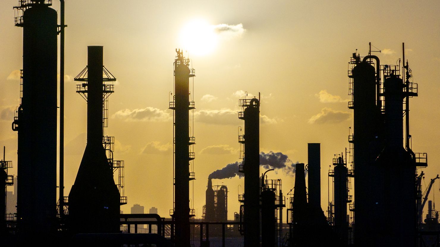 us iran tensions lift oil prices, gold to highs