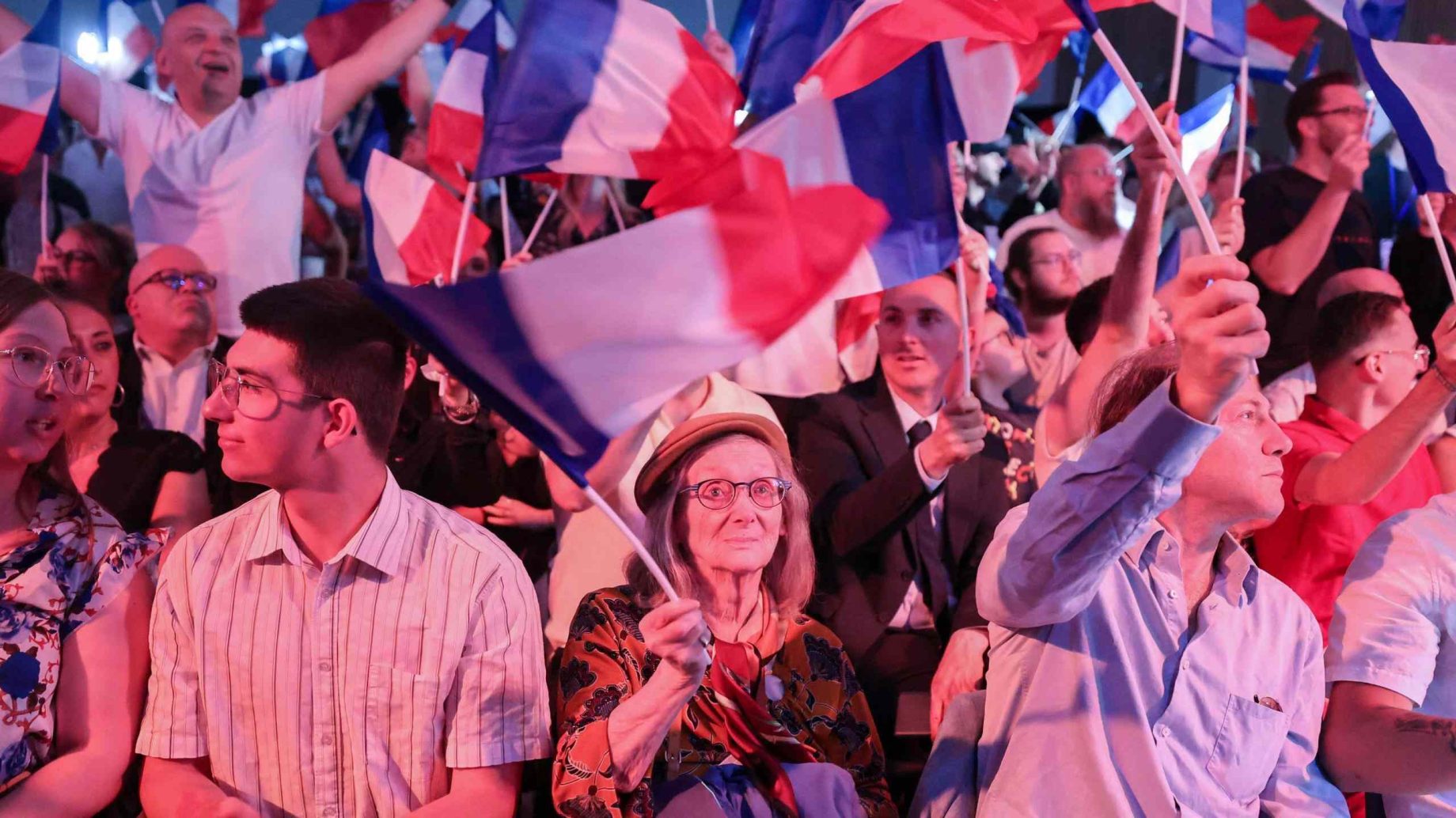 french polls favour centrists over far left, right