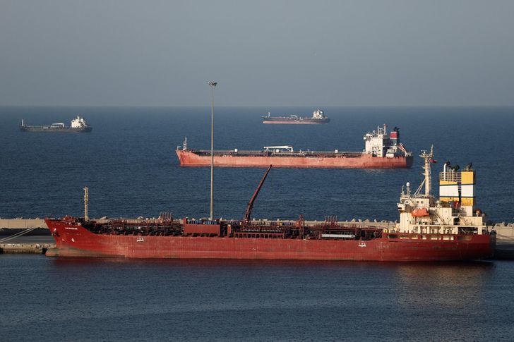 kuwait slashes oil output amid hormuz crisis