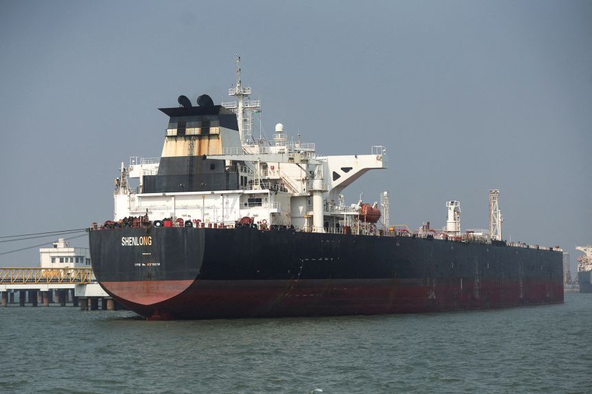 us lets iranian oil tankers through hormuz strait