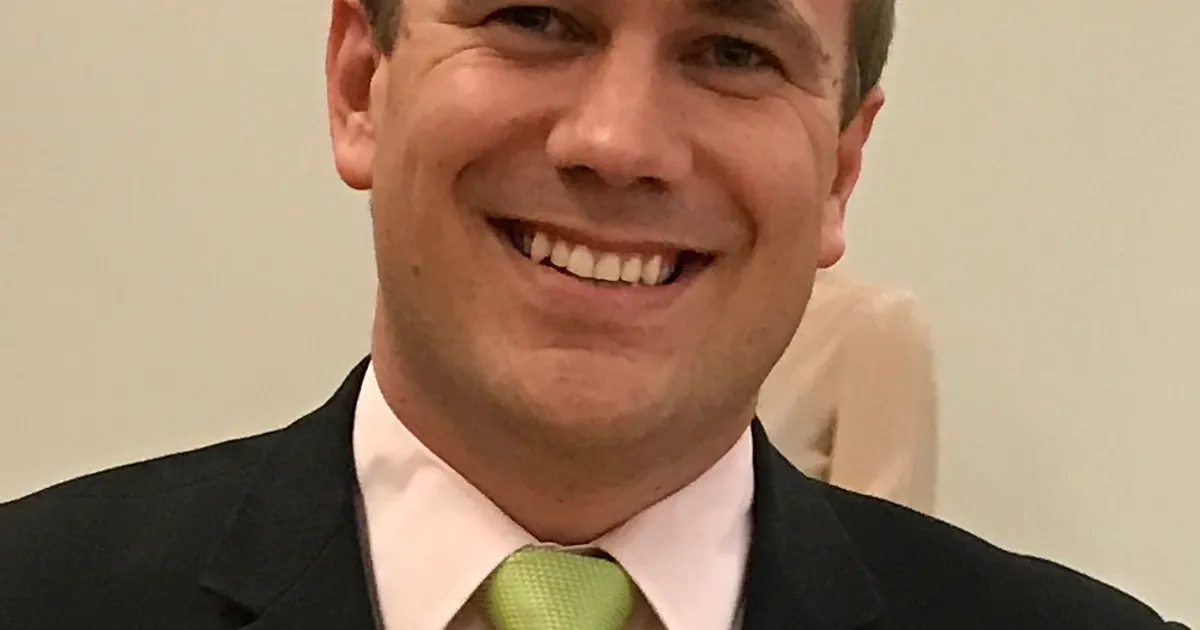 Deon Swiggs in Council Chamber (cropped)