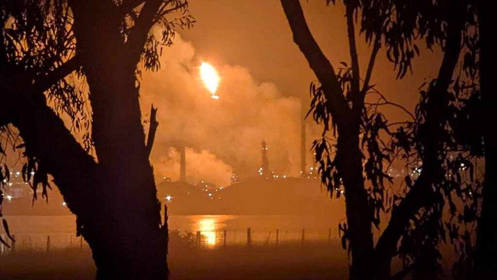 fire ravages australian refinery
