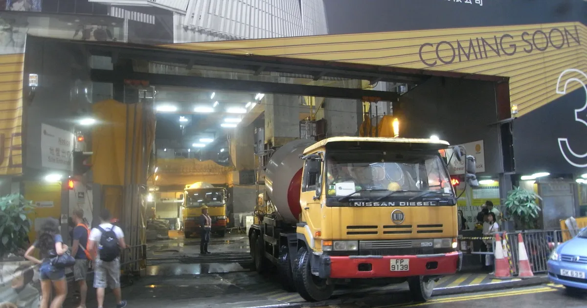 HK Central Queen's Road construction site 陸海通大廈 Luk Hoi Tung Building UD Nissan Diesel