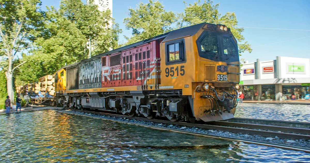 Kiwirail DL 9515 trundles through Hastings Town Centre with a freight for Napier