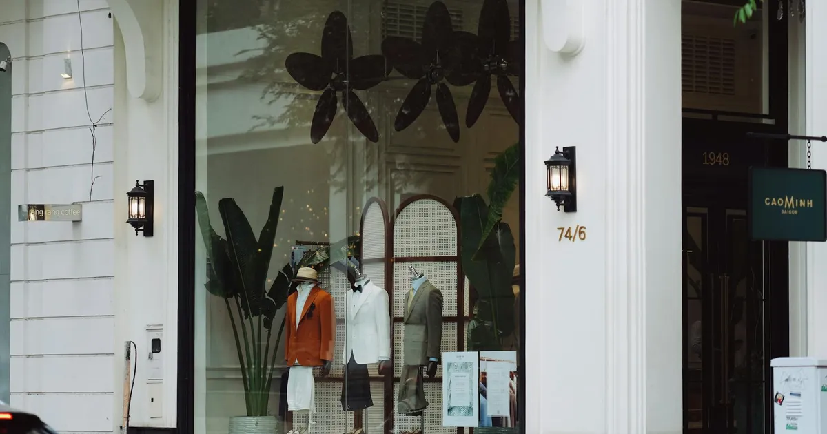 Stylish fashion boutique display with elegant mannequins and decor in a modern storefront.