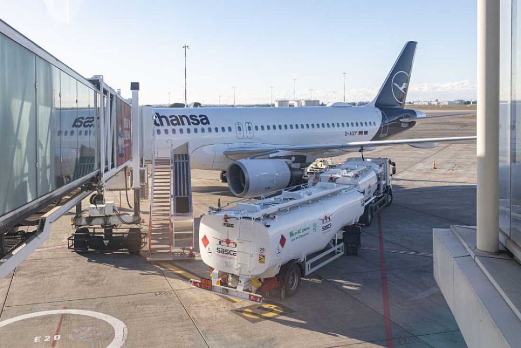 france blagnac airport aircraft refueling