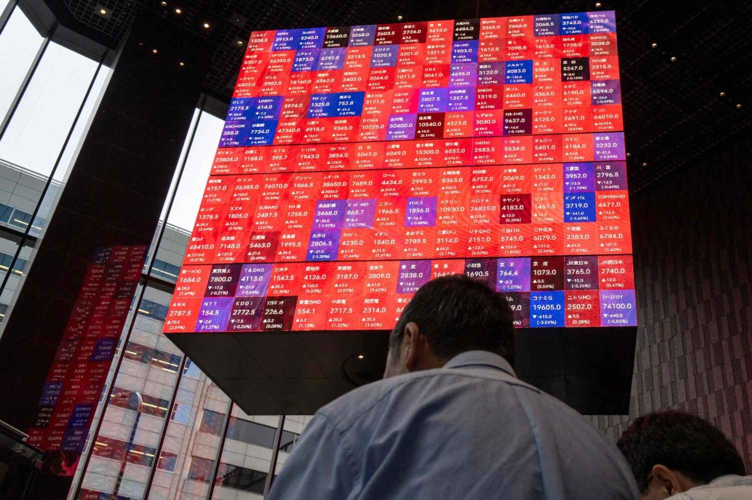 japan stocks hit record high as oil prices retreat