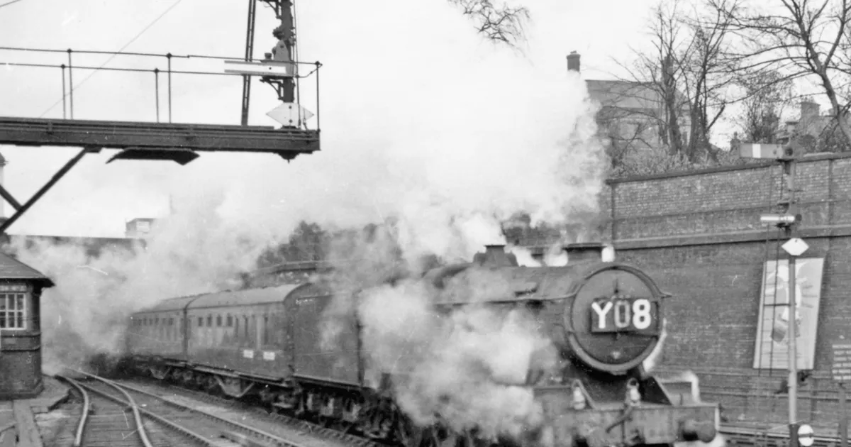 Wellington station, 1960, with Up train (geograph 4506664)