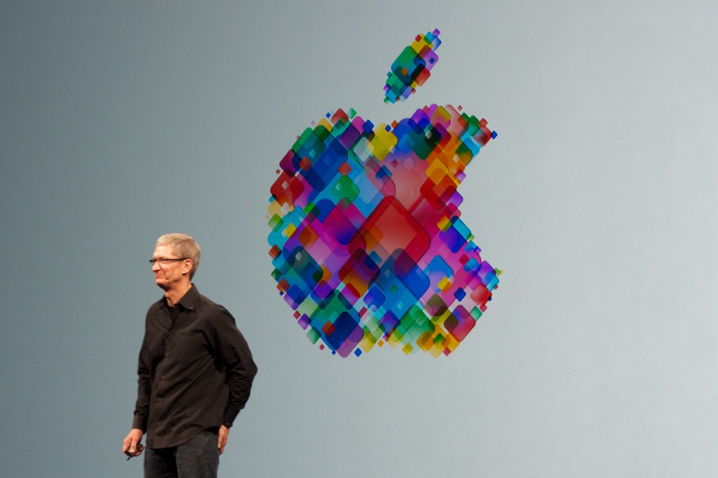 apple launches smarter siri ahead of tim cook’s departure