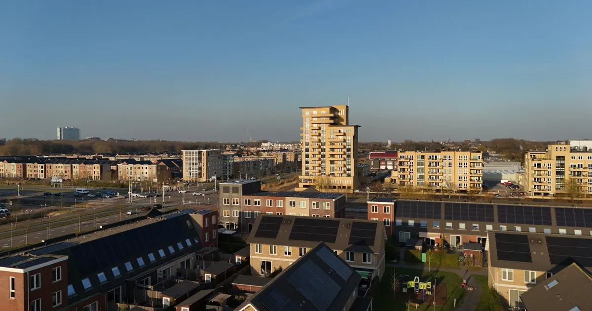 Drone capture of a modern residential area in Nederland showcasing apartment buildings and solar rooftops.