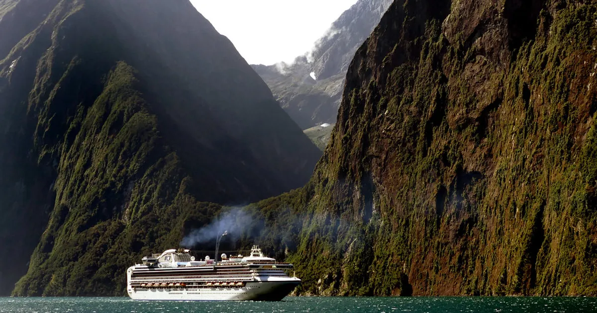 Cruising Milford Sound. Daimond Princess.