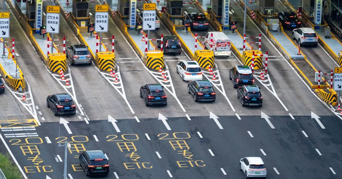 Overhead photo of a busy toll plaza with multiple cars and lanes, featuring ETC lanes.