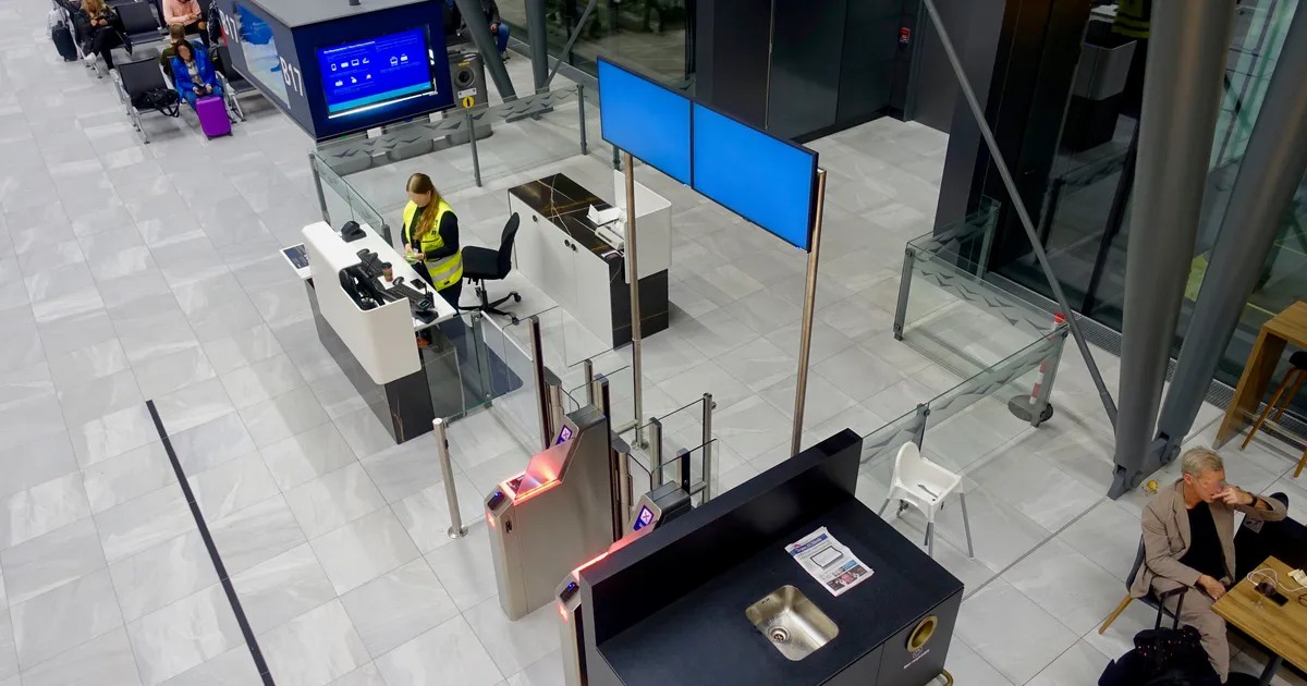 Bergen Airport Flesland, Norway 2019-11-21 Passengers waiting Gate B16 B17 Widerøe Counter Screens Seating (utgang, avgangshall) etcDSC01019