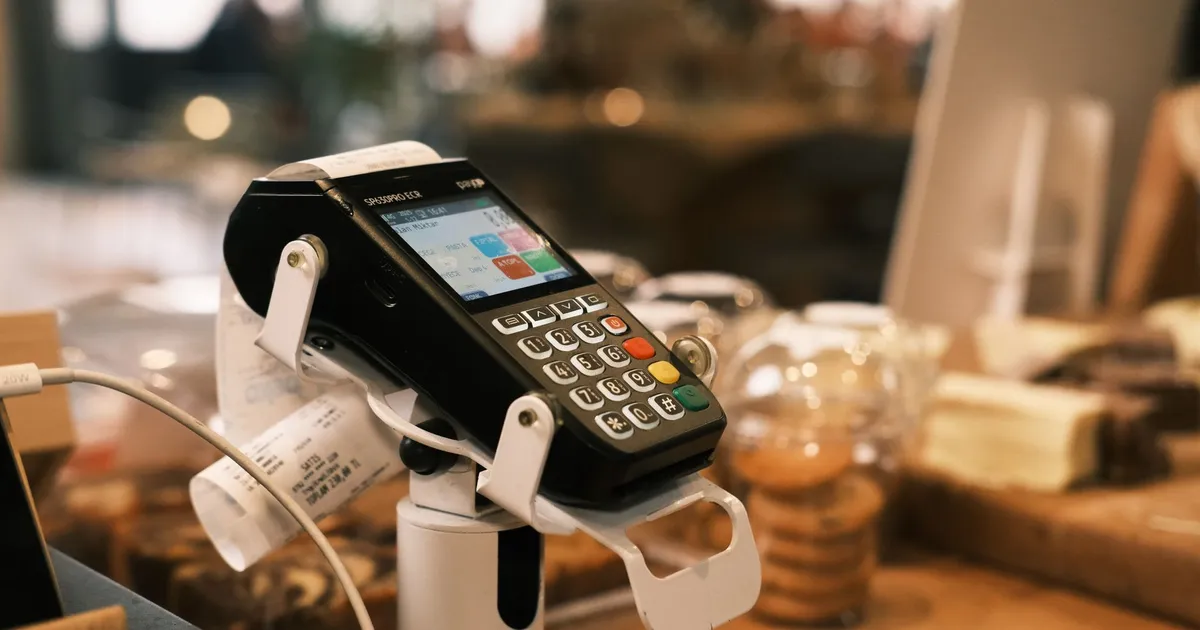 Close-up of a payment terminal at a modern café counter in Konya, Türkiye.